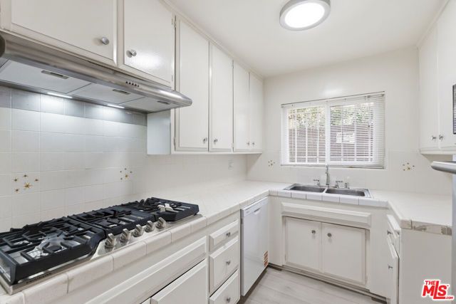 2332 S Beverly Glen Boulevard 3, Los Angeles, CA 90064
