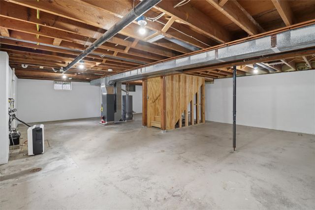 810 W Salem Avenue, Indianola, IA 50125