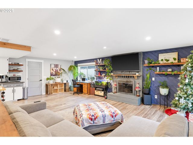 748 Sw WILLOWBROOK Ave, Gresham, OR 97080