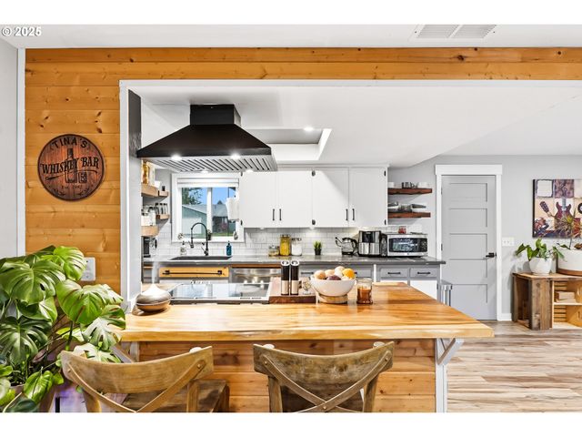 748 Sw WILLOWBROOK Ave, Gresham, OR 97080