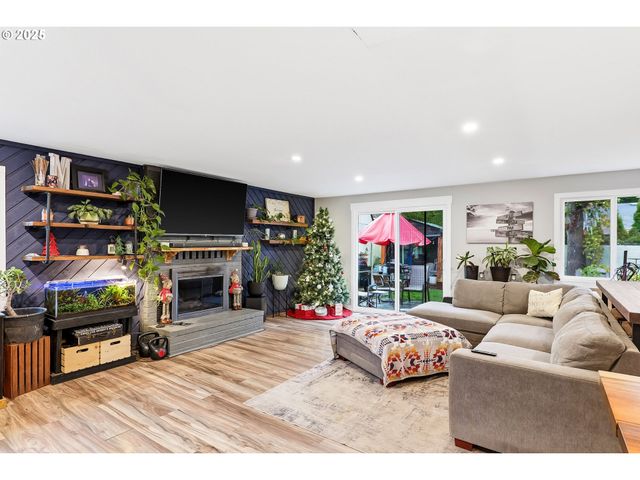 748 Sw WILLOWBROOK Ave, Gresham, OR 97080