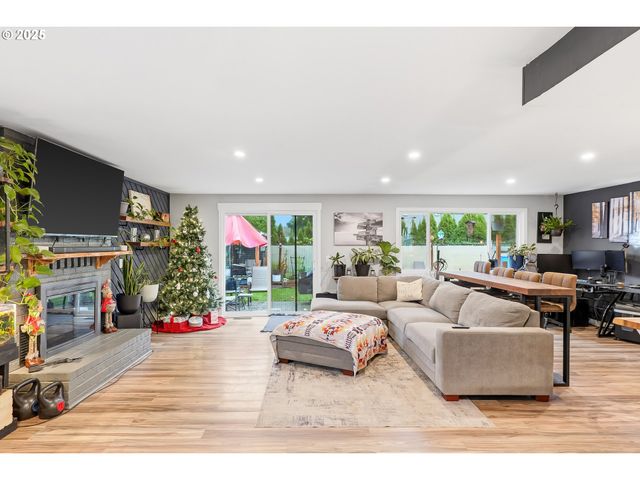 748 Sw WILLOWBROOK Ave, Gresham, OR 97080