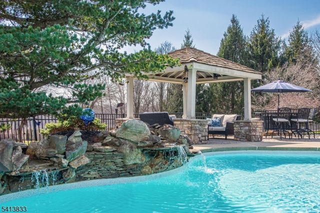 5 Tracey Ln, Mount Olive Twp., NJ 07828