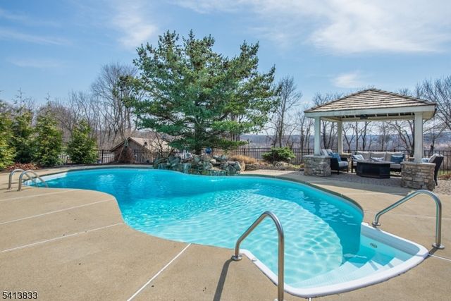 5 Tracey Ln, Mount Olive Twp., NJ 07828