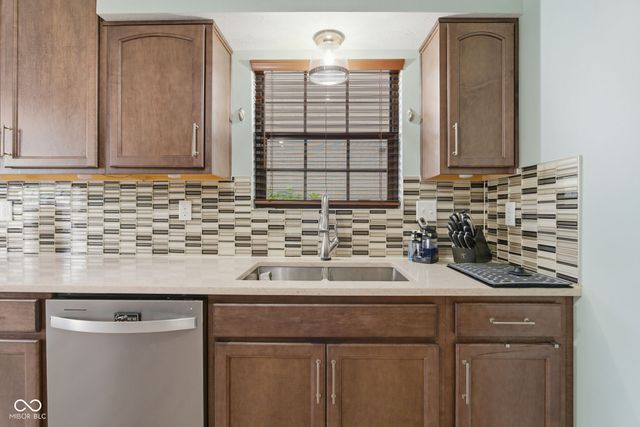 8928 Summer Walk Drive E, Indianapolis, IN 46227