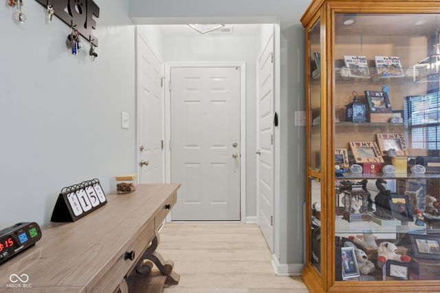 8928 Summer Walk Drive E, Indianapolis, IN 46227