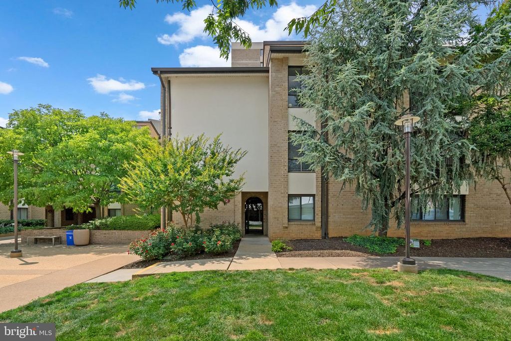 12 MONROE ST #12-201, Rockville, MD 20850