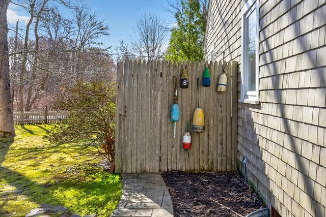 14 Lovers Ln, Harwich, MA 02645