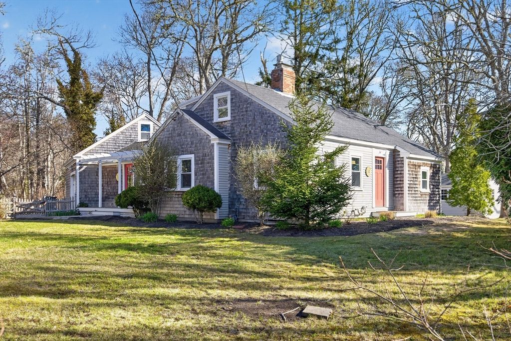 14 Lovers Ln, Harwich, MA 02645