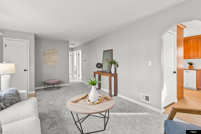 1010 N 76th Street, Omaha, NE 68114