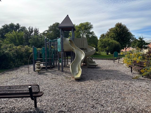 16 2ND Street F, Downers Grove, IL 60515
