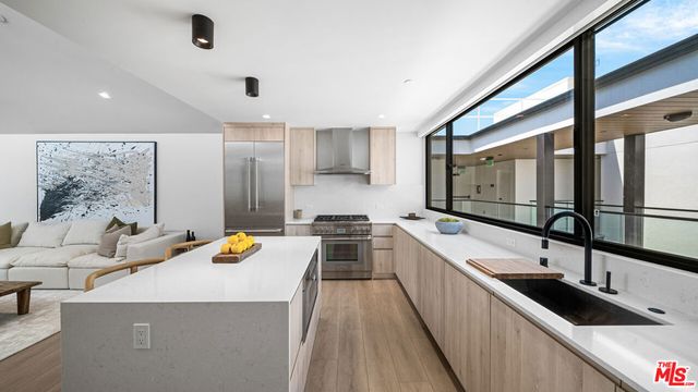 153 San Vicente Boulevard 2J, Santa Monica, CA 90402