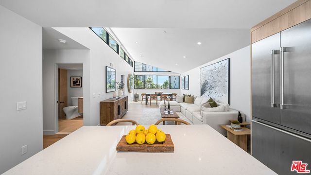 153 San Vicente Boulevard 2J, Santa Monica, CA 90402