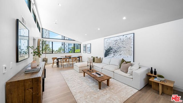 153 San Vicente Boulevard 2J, Santa Monica, CA 90402
