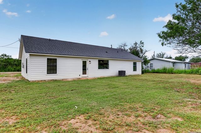 117 CEMETERY RD, Charlotte, TX 78011