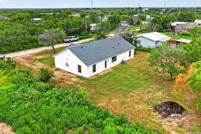 117 CEMETERY RD, Charlotte, TX 78011