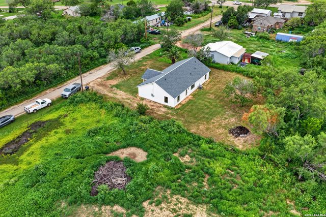117 CEMETERY RD, Charlotte, TX 78011