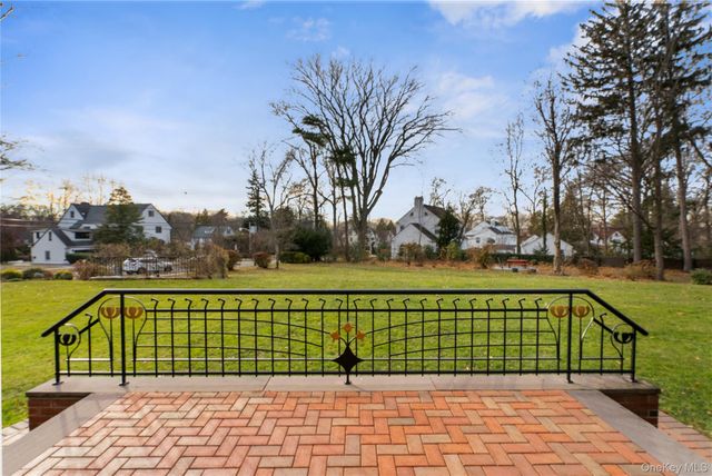 37 Brompton Road 3D, Great Neck, NY 11022