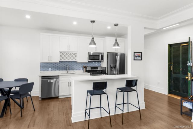 37 Brompton Road 3D, Great Neck, NY 11022