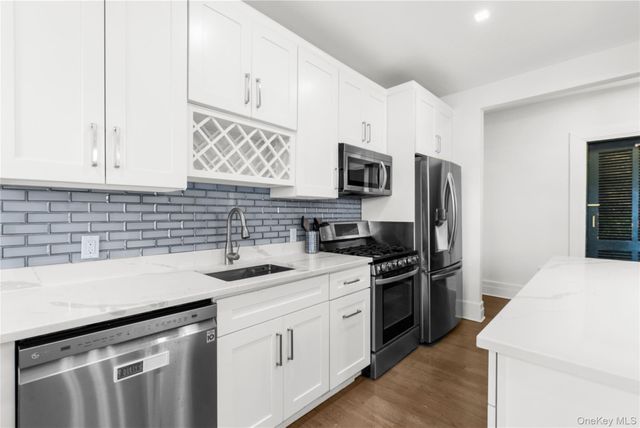 37 Brompton Road 3D, Great Neck, NY 11022