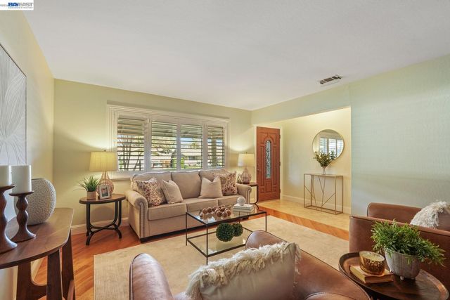 1674 Kasba St, Concord, CA 94518