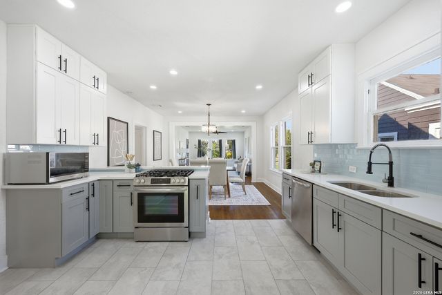 2035 W Summit, San Antonio, TX 78201
