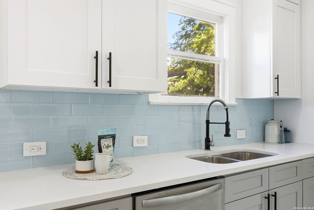 2035 W Summit, San Antonio, TX 78201