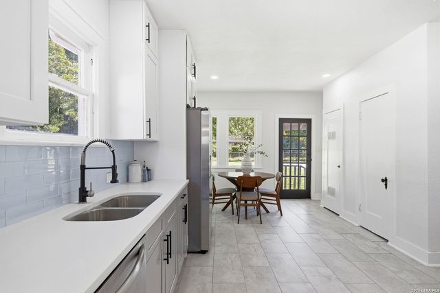 2035 W Summit, San Antonio, TX 78201