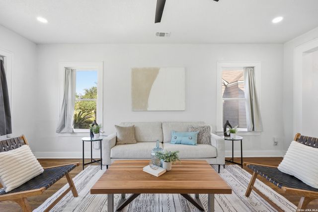 2035 W Summit, San Antonio, TX 78201