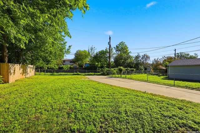 2035 W Summit, San Antonio, TX 78201