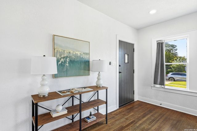2035 W Summit, San Antonio, TX 78201