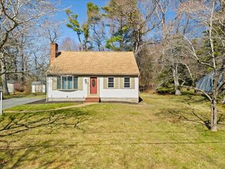 8 Susan Ln, Middleboro, MA 02346