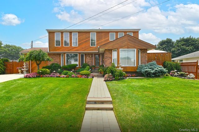 92 Bowling Lane, Deer Park, NY 11729