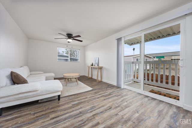 306 Kings Lane, Bakersfield, CA 93308