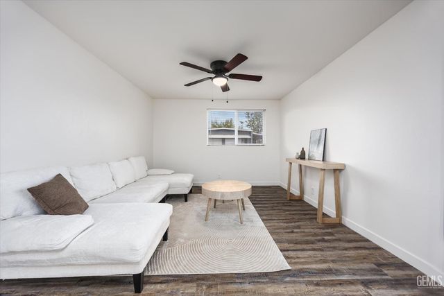 306 Kings Lane, Bakersfield, CA 93308