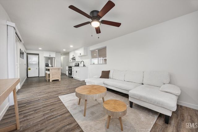 306 Kings Lane, Bakersfield, CA 93308