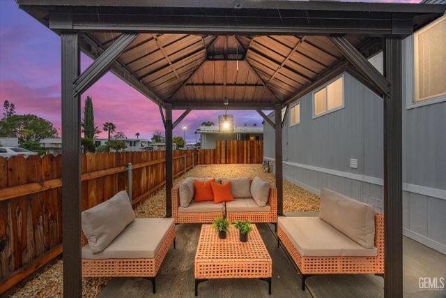 306 Kings Lane, Bakersfield, CA 93308