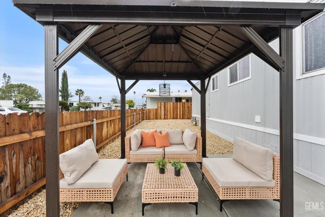 306 Kings Lane, Bakersfield, CA 93308