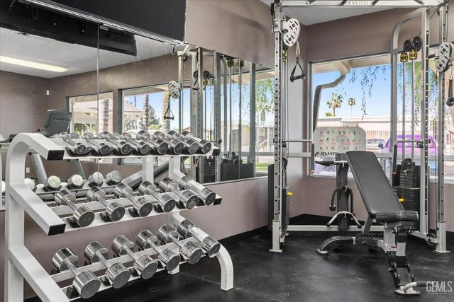 306 Kings Lane, Bakersfield, CA 93308