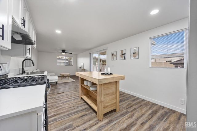 306 Kings Lane, Bakersfield, CA 93308