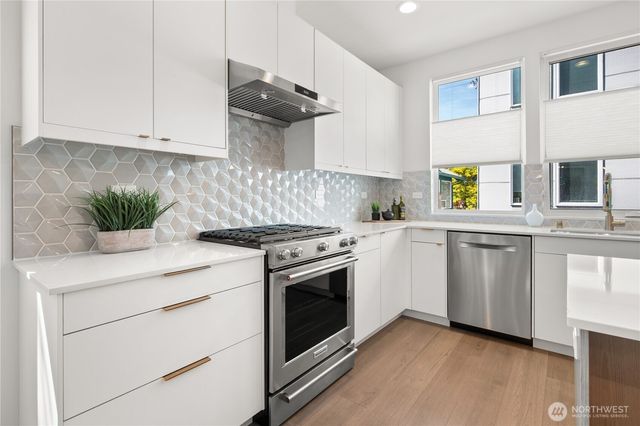 815 N 48th Street, Seattle, WA 98103