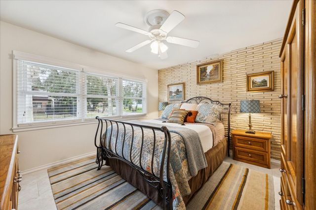 6 Cedar Lawn Circle, Galveston, TX 77551