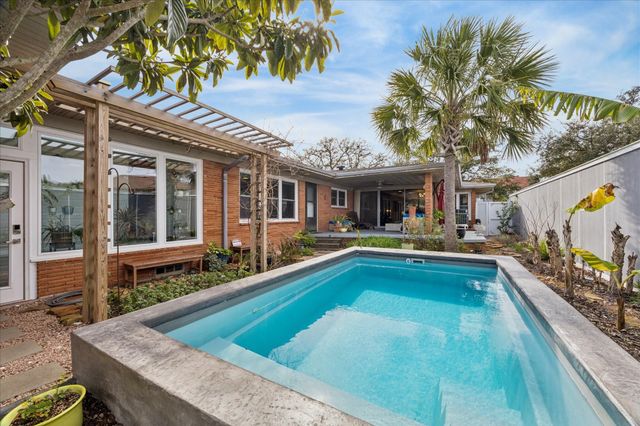 6 Cedar Lawn Circle, Galveston, TX 77551