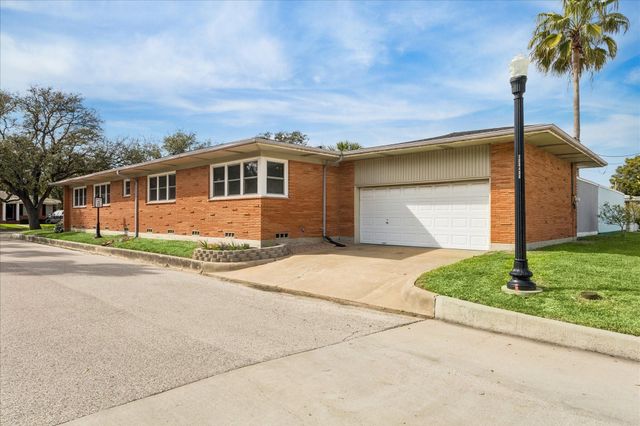 6 Cedar Lawn Circle, Galveston, TX 77551