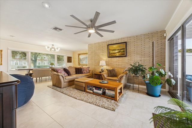 6 Cedar Lawn Circle, Galveston, TX 77551