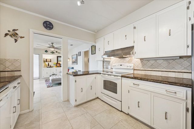 6 Cedar Lawn Circle, Galveston, TX 77551