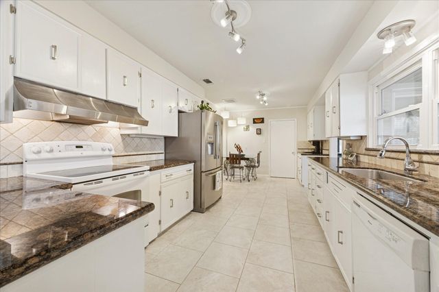 6 Cedar Lawn Circle, Galveston, TX 77551