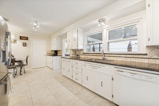 6 Cedar Lawn Circle, Galveston, TX 77551