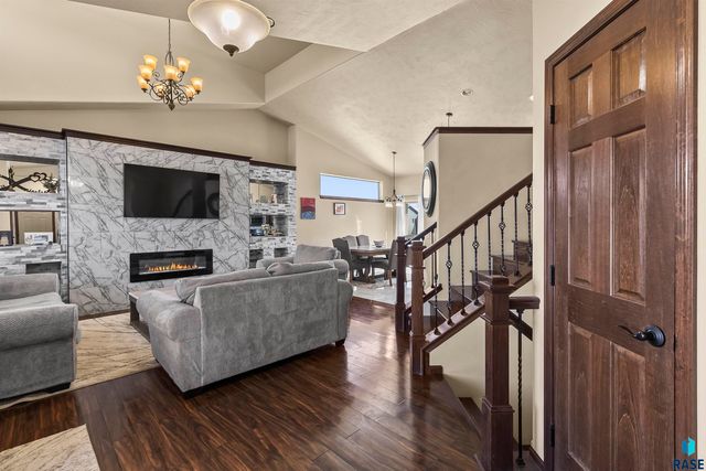 1108 N Mossy Oak Ave Avenue, Sioux Falls, SD 57103