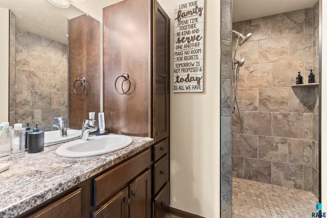 1108 N Mossy Oak Ave Avenue, Sioux Falls, SD 57103